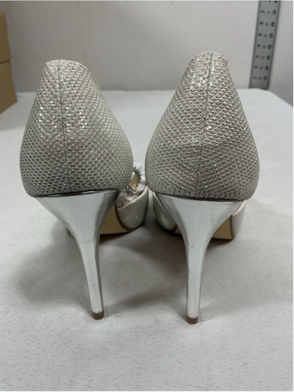 Woman New Bonnibel Tiara T Strap Strappy Formal Stiletto Pumps 8.5 White Glitter - Picture 4 of 6